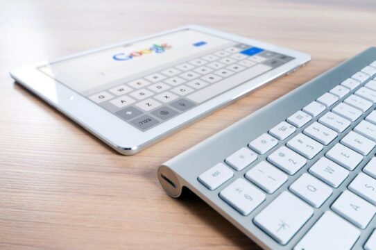 Tablette affichant un moteur de recherche avec un clavier blanc
