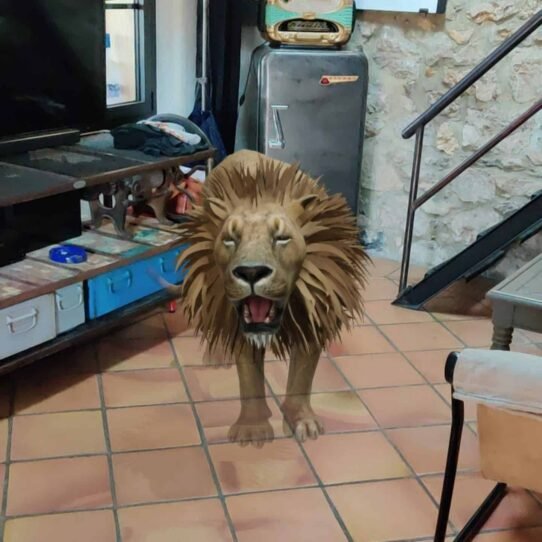 Lion en réalité augmentée dans un salon moderne