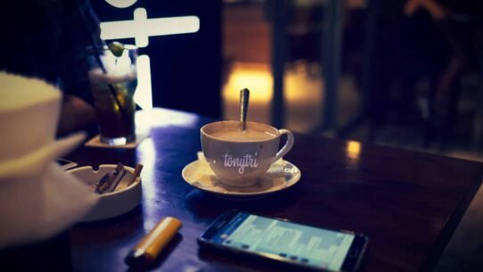 Tasse de café sur une table avec smartphone et boisson