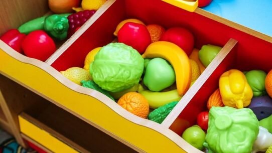 Divers jouets en forme de fruits et légumes dans un tiroir