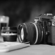 Appareil photo vintage avec objectifs et carnet de notes