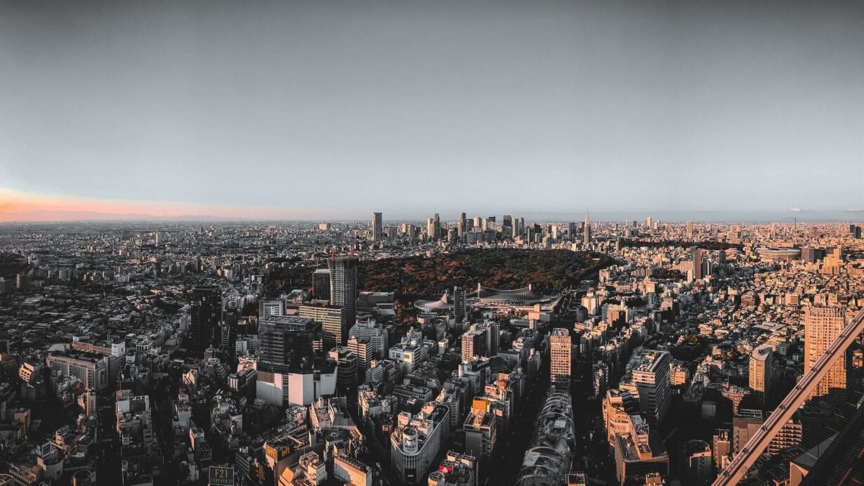 Vue aérienne de Tokyo au coucher du soleil avec des bâtiments illuminés