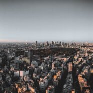 Vue aérienne de Tokyo au coucher du soleil avec des bâtiments illuminés