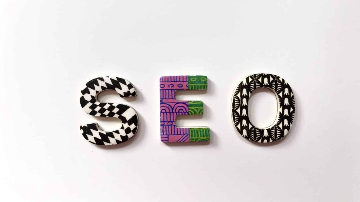 Lettres SEO décorées avec des motifs artistiques