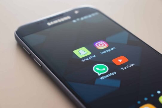 Smartphone avec applications Snapchat, Instagram, WhatsApp et YouTube