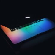 Ordinateur portable avec rétroéclairage arc-en-ciel dans l'obscurité