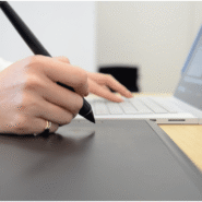 Personne utilisant une tablette graphique avec un ordinateur portable