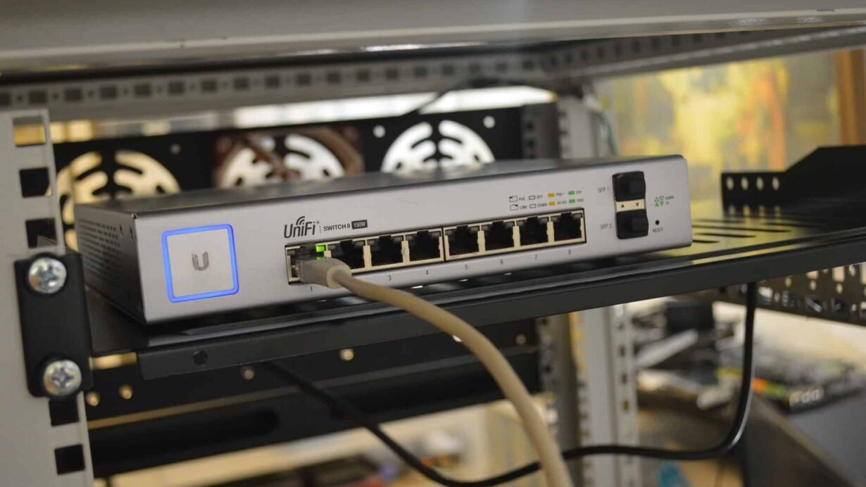 Commutateur réseau UniFi monté en rack avec câblage