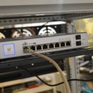 Commutateur réseau UniFi monté en rack avec câblage