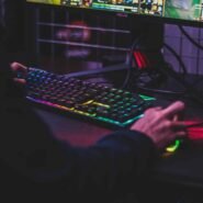 Personne jouant à un jeu vidéo sur un clavier rétroéclairé RGB
