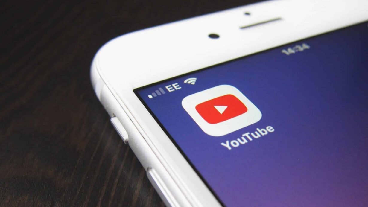 Logo YouTube affiché sur un écran de smartphone