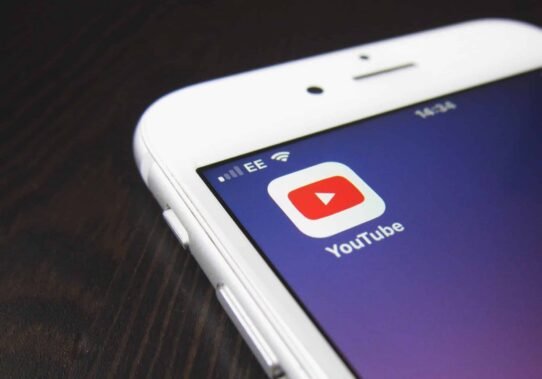 Logo YouTube affiché sur un écran de smartphone