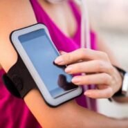 Personne utilisant un brassard de sport pour smartphone