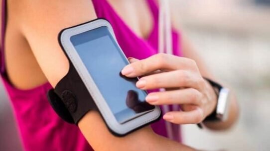 Personne utilisant un brassard de sport pour smartphone
