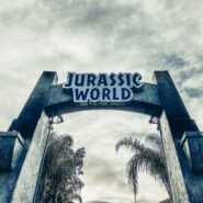 Entrée de Jurassic World avec un ciel nuageux en arrière-plan