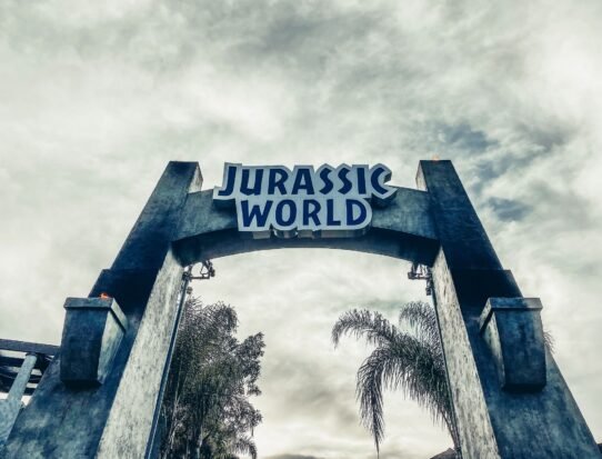 Entrée de Jurassic World avec un ciel nuageux en arrière-plan