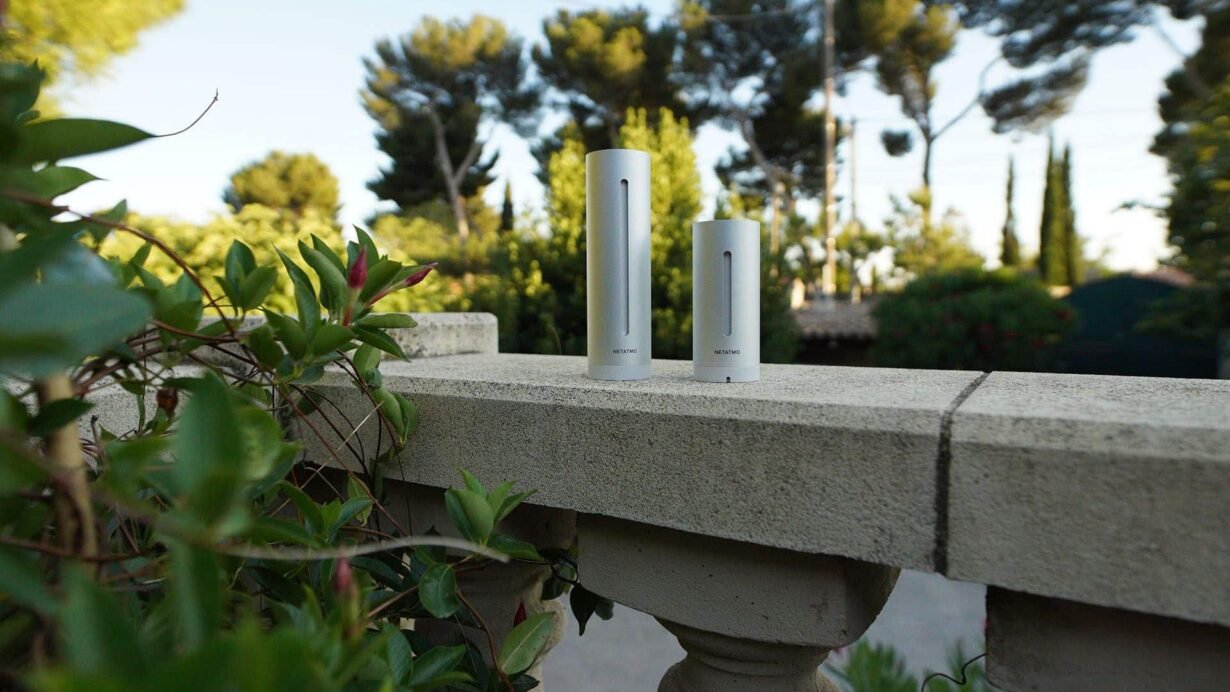 Deux stations météo sur un muret dans un jardin