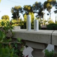 Deux stations météo sur un muret dans un jardin