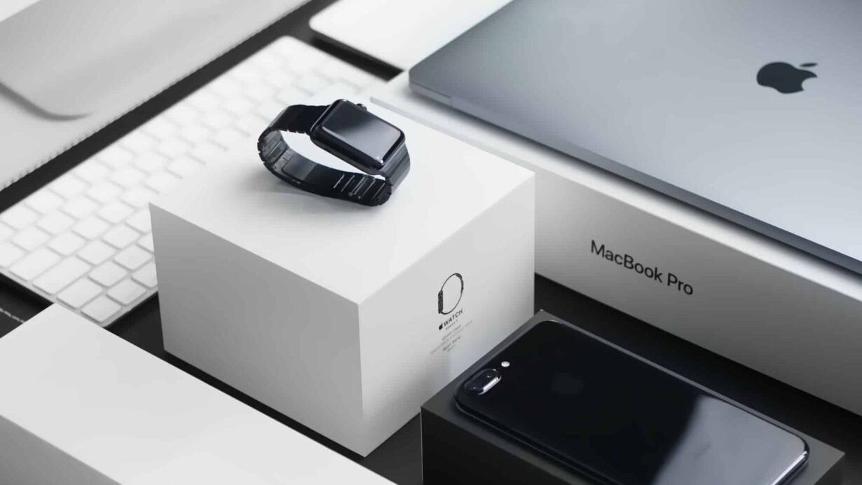 Produits Apple disposés sur un bureau moderne