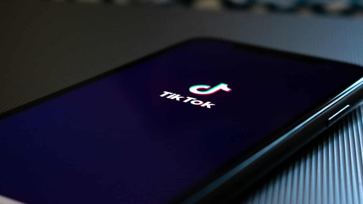 Logo TikTok affiché sur un smartphone