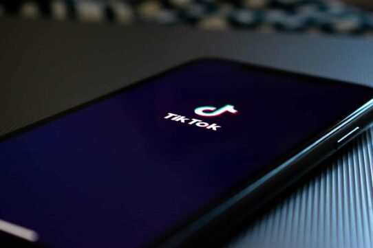 Logo TikTok affiché sur un smartphone