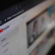 Capture floue de l'interface YouTube sur un écran d'ordinateur