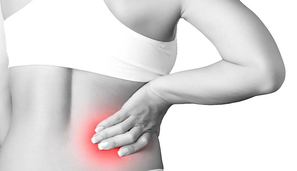 Personne touchant une zone douloureuse dans le bas du dos