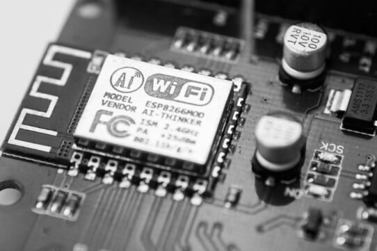 Gros plan d'un module Wi-Fi ESP8266 sur une carte électronique