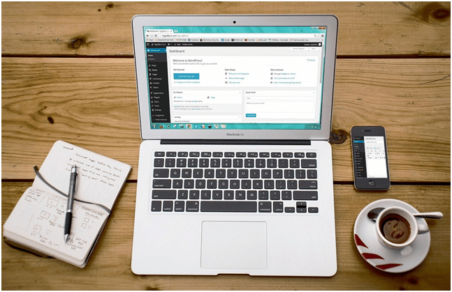 Ordinateur portable affichant le tableau de bord WordPress