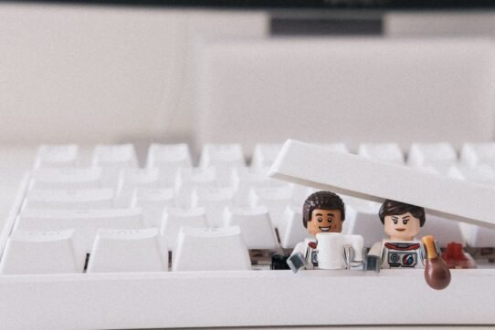 Deux figurines LEGO sous une touche de clavier blanc