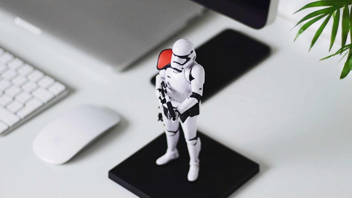Figurine de Stormtrooper sur un bureau avec clavier et ordinateur
