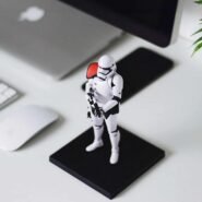 Figurine de Stormtrooper sur un bureau avec clavier et ordinateur