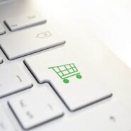 Clavier avec une touche représentant un chariot de shopping