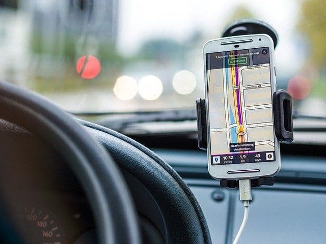 Smartphone affichant une application GPS dans une voiture