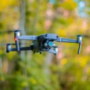 Drone en vol au-dessus d'une forêt floue en arrière-plan