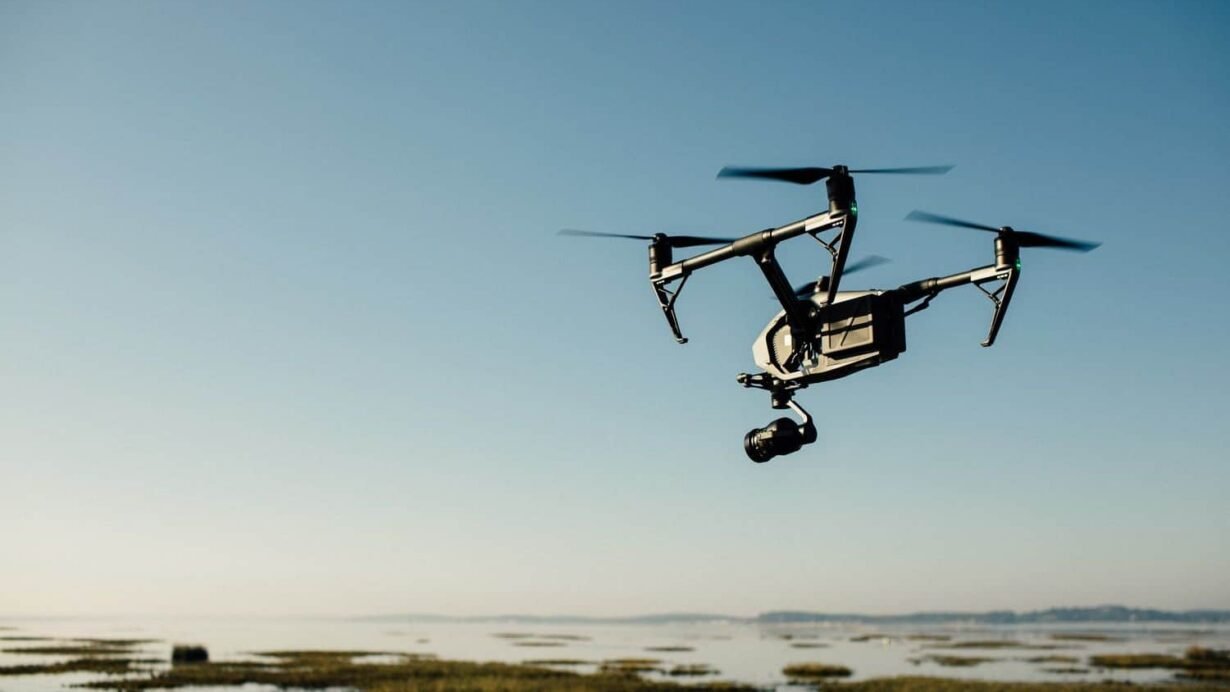Drone volant au-dessus d'une étendue d'eau et de végétation