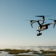 Drone volant au-dessus d'une étendue d'eau et de végétation