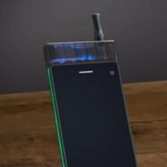 Smartphone avec un dispositif de vape sur une table en bois