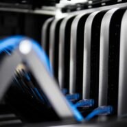 Rangée de serveurs avec câbles bleus dans un centre de données