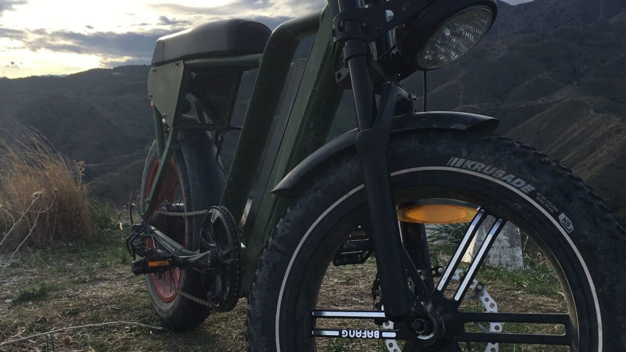 Vélo électrique sur un sentier de montagne au coucher du soleil