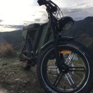 Vélo électrique sur un sentier de montagne au coucher du soleil