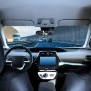 Intérieur d'une voiture autonome sur l'autoroute