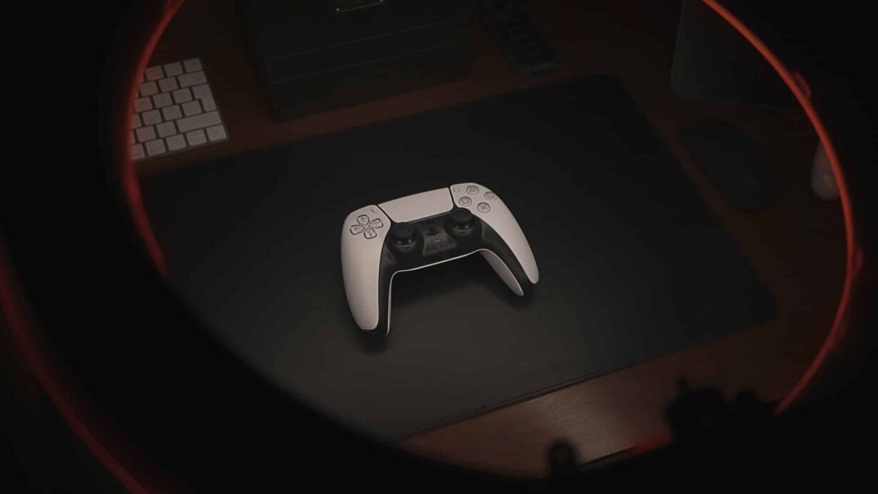 Manette de jeu blanche sur un bureau sombre