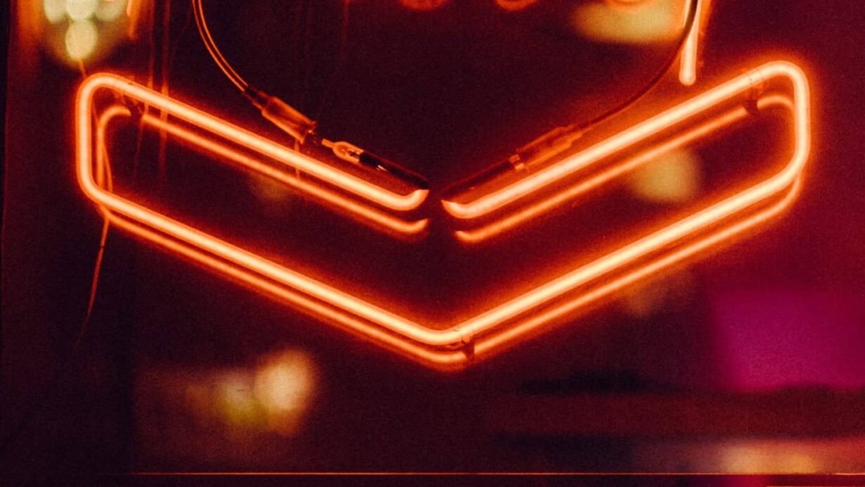 Enseigne au néon rouge avec le mot Play