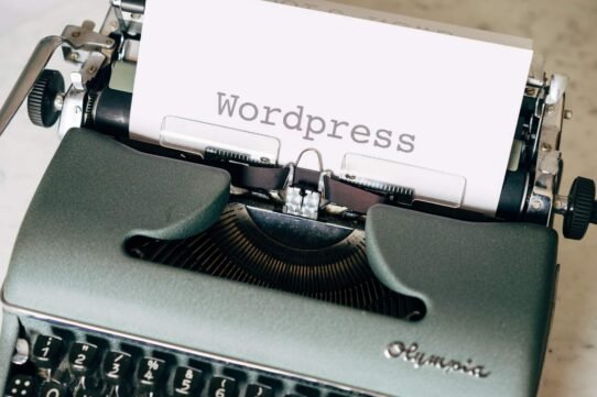 Machine à écrire avec une feuille marquée WordPress
