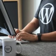 Personne travaillant sur WordPress au bureau