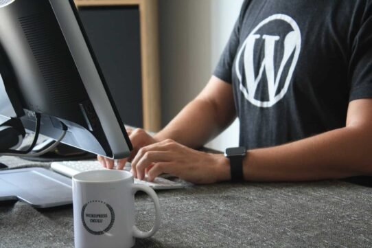 Personne travaillant sur WordPress au bureau