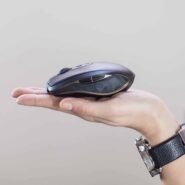 Souris sans fil ergonomique posée sur une main