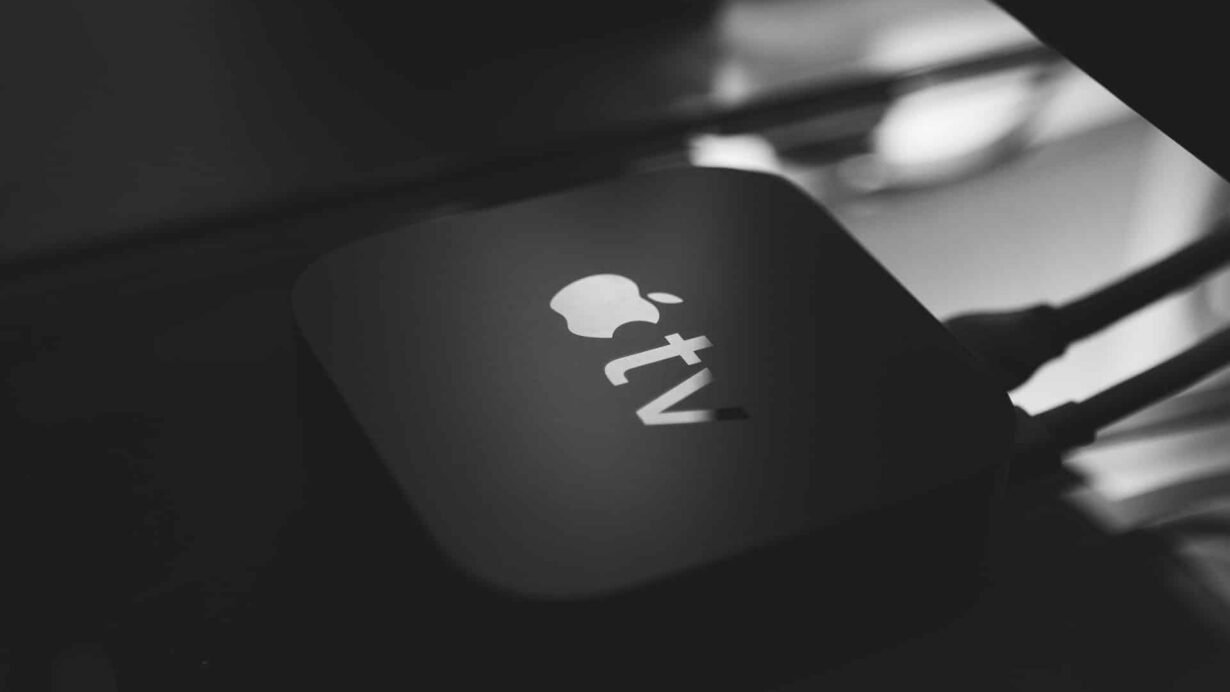 Boîtier de streaming noir avec logo lumineux