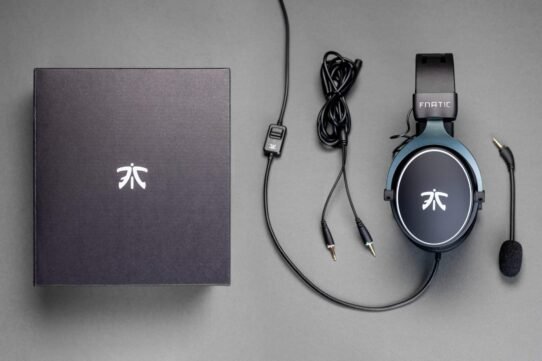 Casque Fnatic avec câbles, micro et boîte